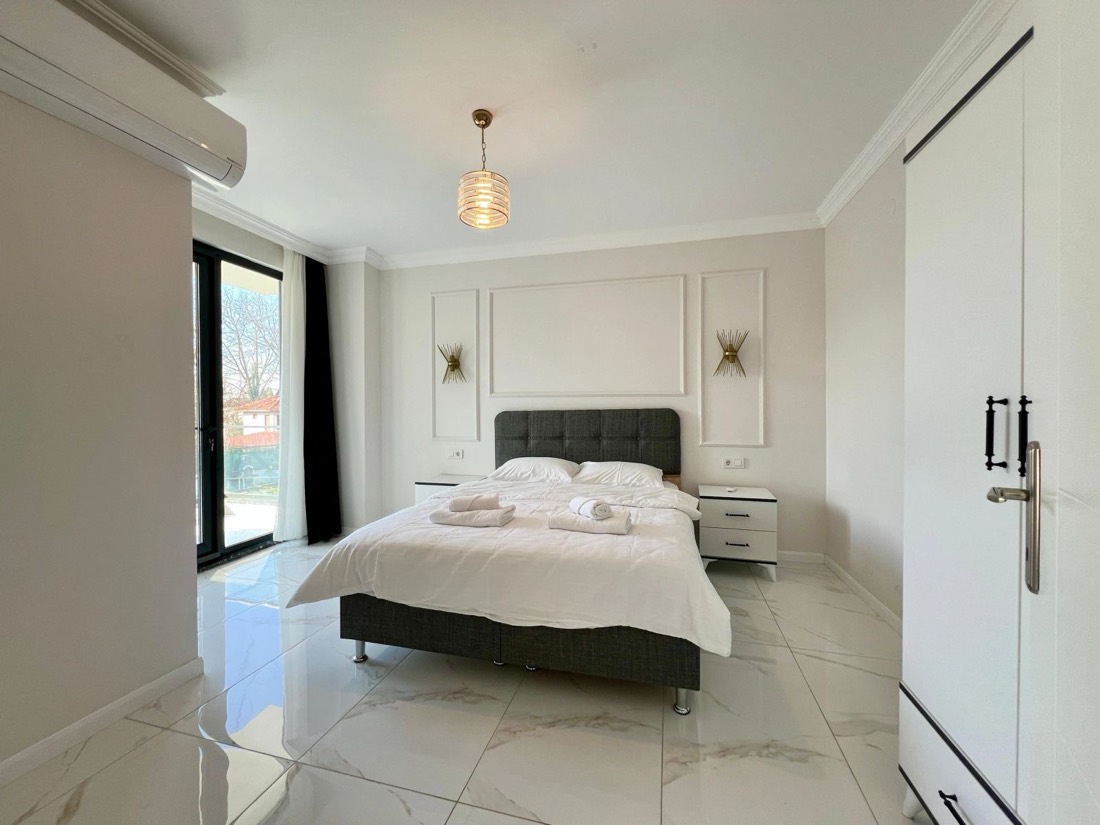 Ferah beyaz yatak odası ve balkon kapısı