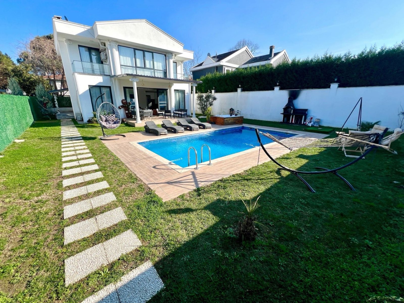 Villa Bağdat'ın havuzlu bahçesi ve villa cephesi